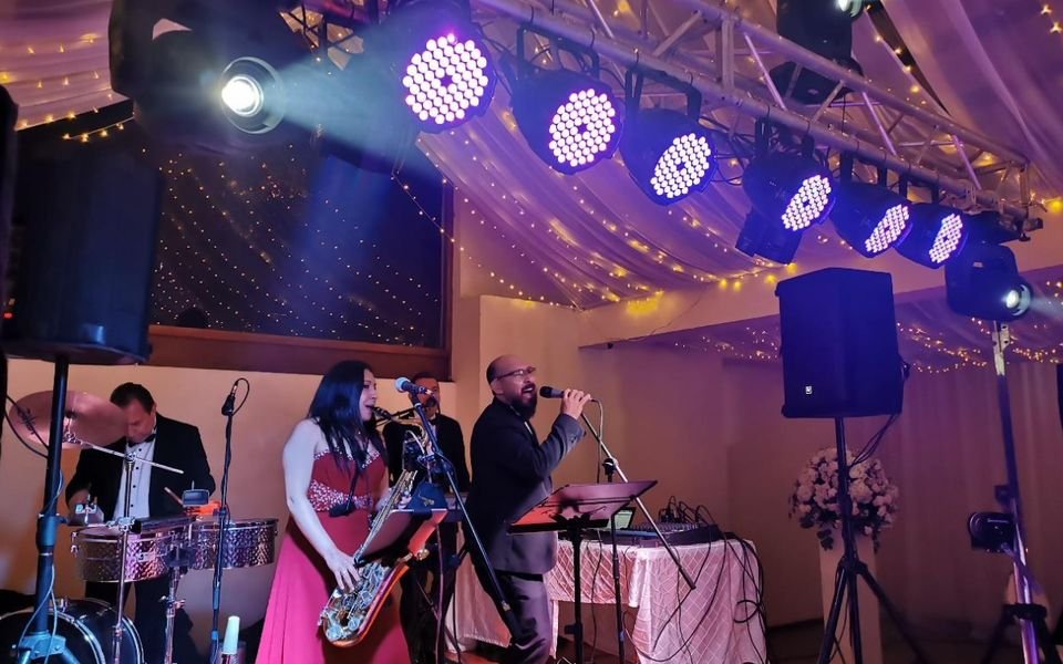 Banda en vivo con iluminación LED en un salón de eventos