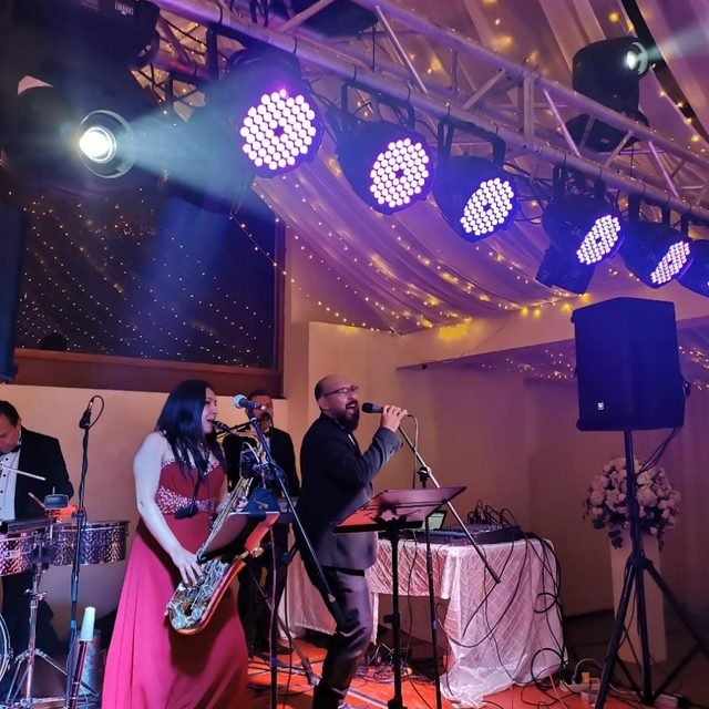 Banda en vivo con iluminación LED en un salón de eventos