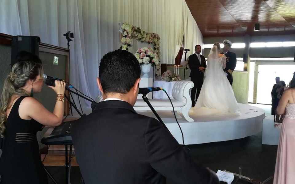 Cantante y músicos en vivo durante una ceremonia de boda