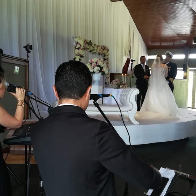Cantante y músicos en vivo durante una ceremonia de boda