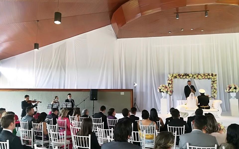 Ceremonia de boda en salón con músicos en vivo