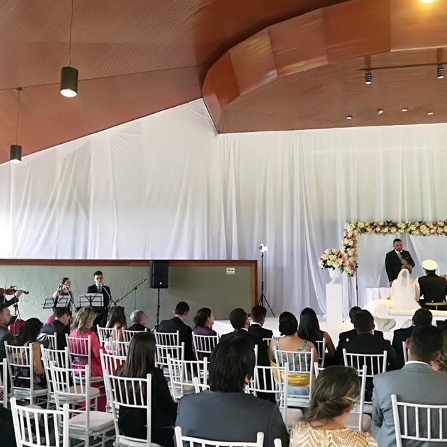 Ceremonia de boda en salón con músicos en vivo