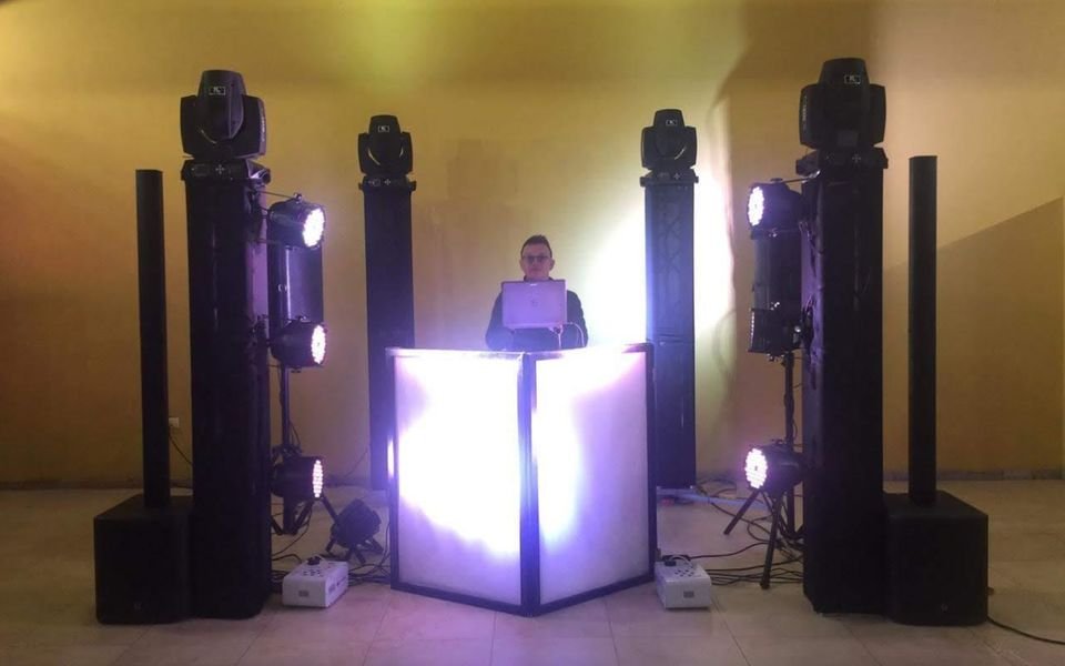 Cabina de DJ con cabezas móviles y torres de sonido montada por Idea Producciones