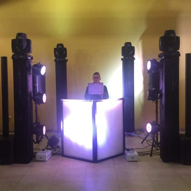 Cabina de DJ con cabezas móviles y torres de sonido montada por Idea Producciones
