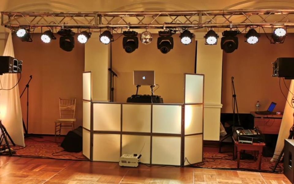 Cabina de DJ con truss de iluminación en un salón