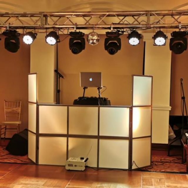 Cabina de DJ con truss de iluminación en un salón