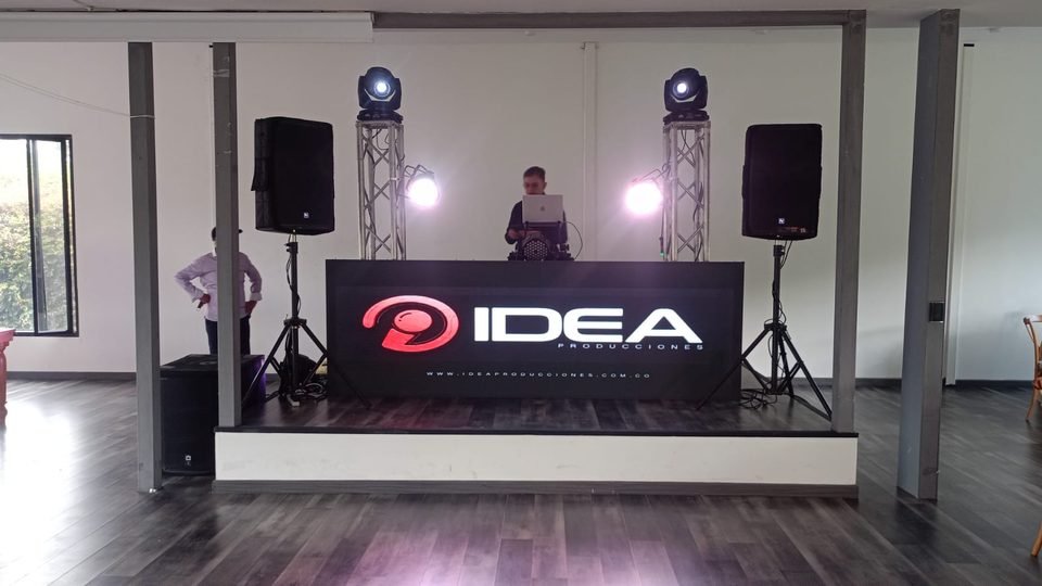 Cabina de DJ de Idea Producciones con pantalla LED, cabezas móviles y sonido