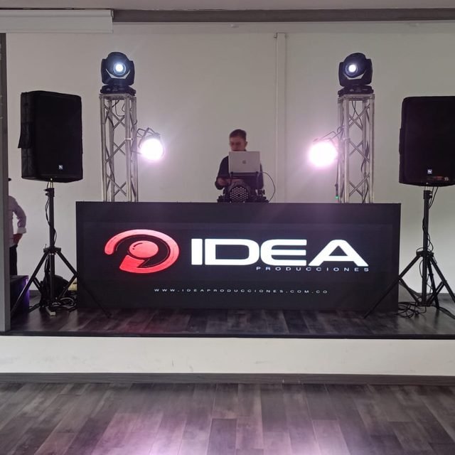 Cabina de DJ de Idea Producciones con pantalla LED, cabezas móviles y sonido
