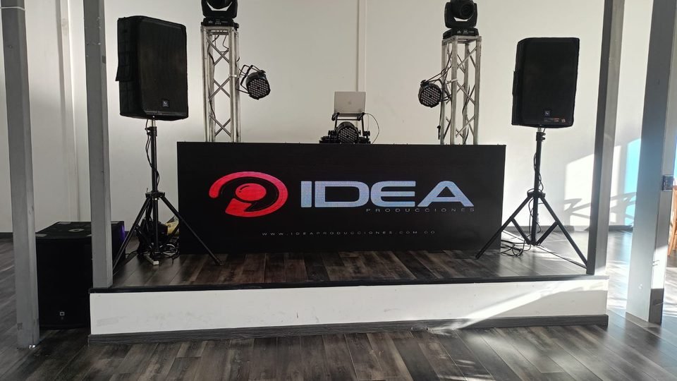 Montaje de Idea Producciones: pantalla LED con el logo, truss, cabezas móviles y cabinas de sonido