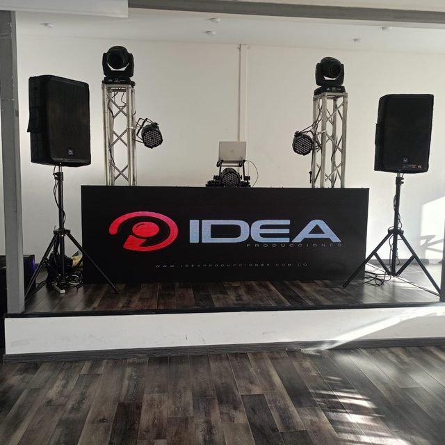 Montaje de Idea Producciones: pantalla LED con el logo, truss, cabezas móviles y cabinas de sonido