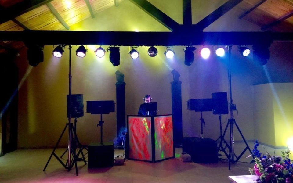 Escenario con truss, cabezas móviles y luces LED en un salón de eventos