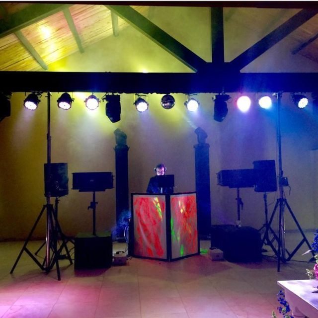 Escenario con truss, cabezas móviles y luces LED en un salón de eventos