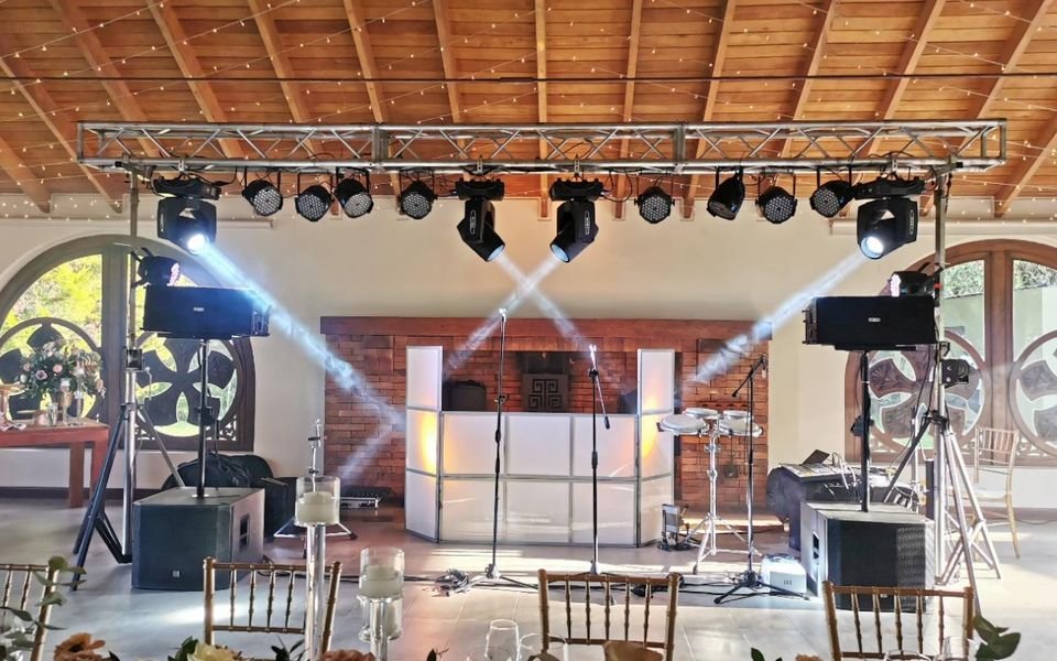 Montaje de sonido, iluminación y cabina de DJ en una hacienda