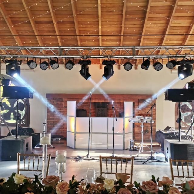 Montaje de sonido, iluminación y cabina de DJ en una hacienda