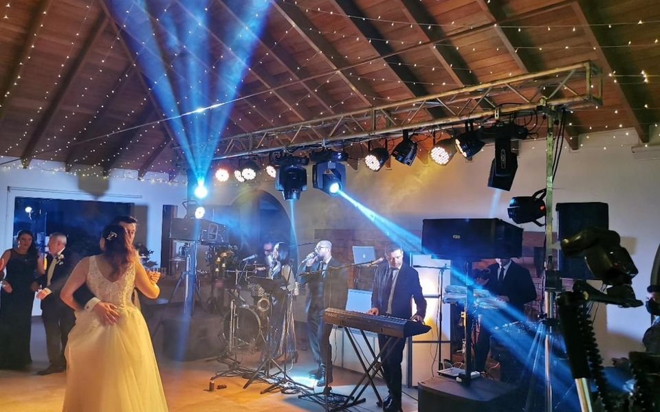 Novia en la pista con orquesta e iluminación robótica