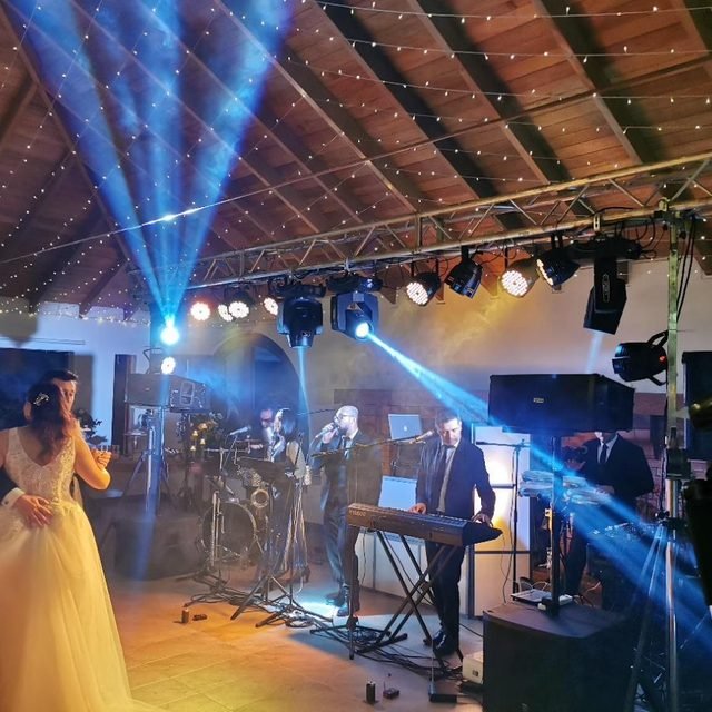 Novia en la pista con orquesta e iluminación robótica