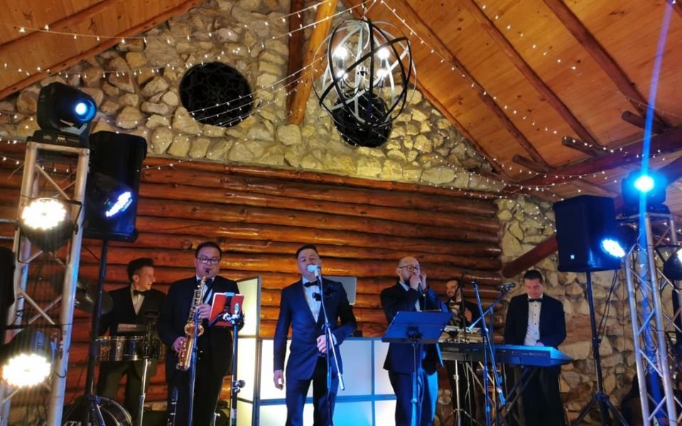 Orquesta en vivo tocando en una finca con iluminación de Idea Producciones