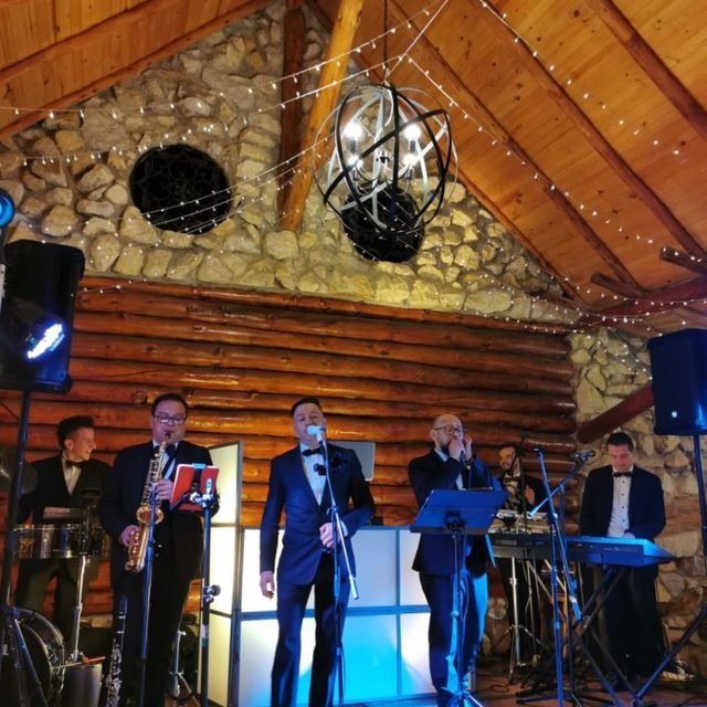 Orquesta en vivo tocando en una finca con iluminación de Idea Producciones