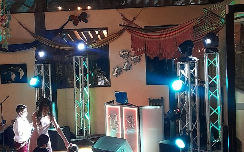 Pista de baile con truss e iluminación en una finca