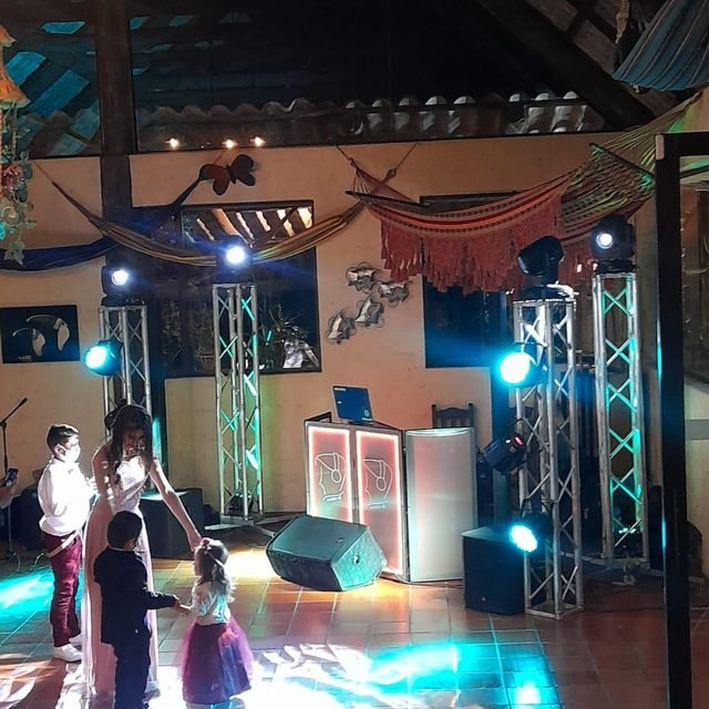 Pista de baile con truss e iluminación en una finca