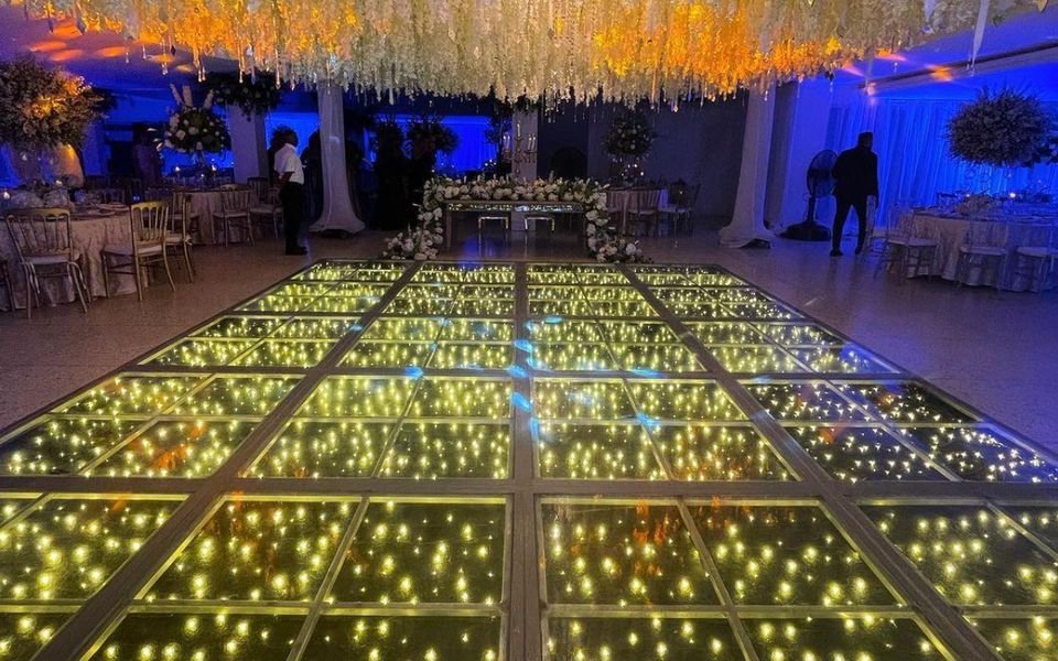 Pista de baile LED bajo decoración floral colgante