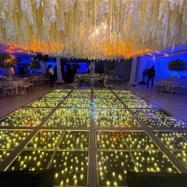 Pista de baile LED bajo decoración floral colgante