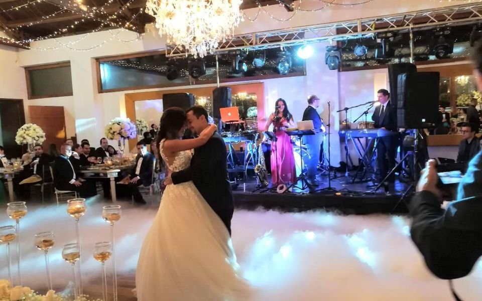 Primer baile de novios con niebla baja y orquesta en vivo