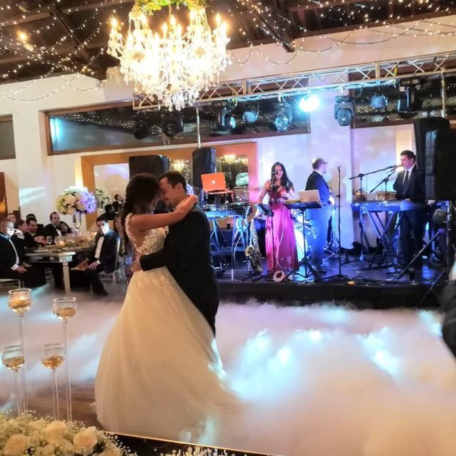 Primer baile de novios con niebla baja y orquesta en vivo