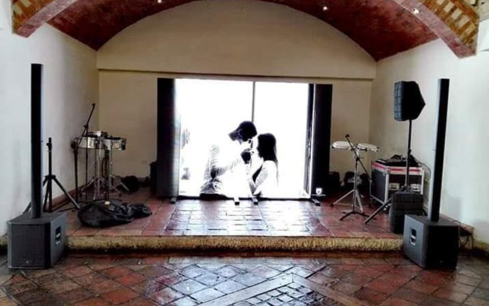Equipos de sonido profesional instalados en un salón