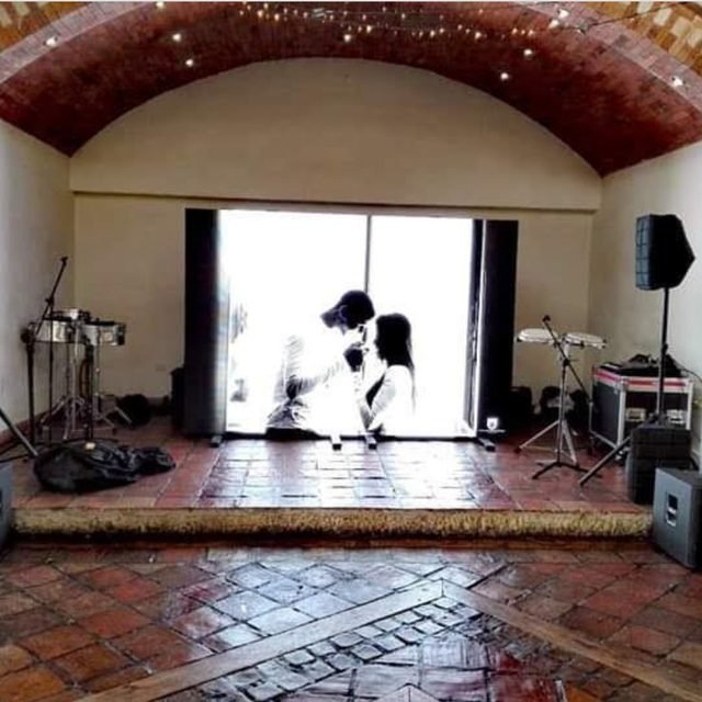 Equipos de sonido profesional instalados en un salón
